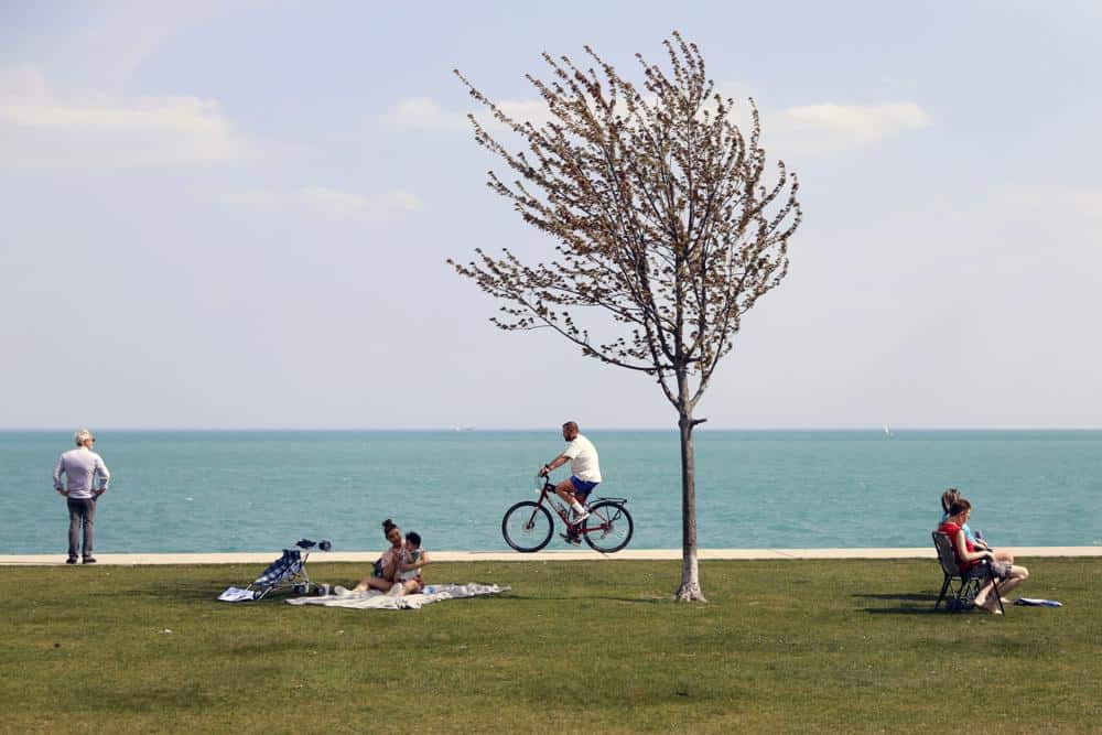 En Estados Unidos las personas que se hayan vacunado no tendrán que utilizar mascarilla al aire libre