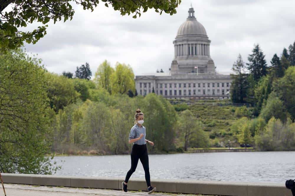 En Estados Unidos las personas que se hayan vacunado no tendrán que utilizar mascarilla al aire libre