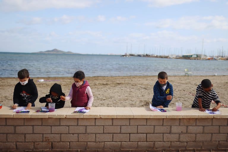 image clases en la playa escuela espana covid 19 aire libre 2