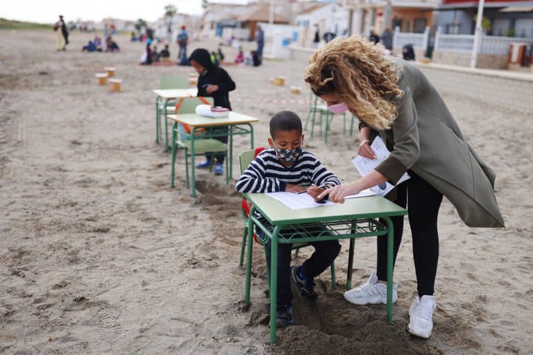 image clases en la playa escuela espana covid 19 aire libre