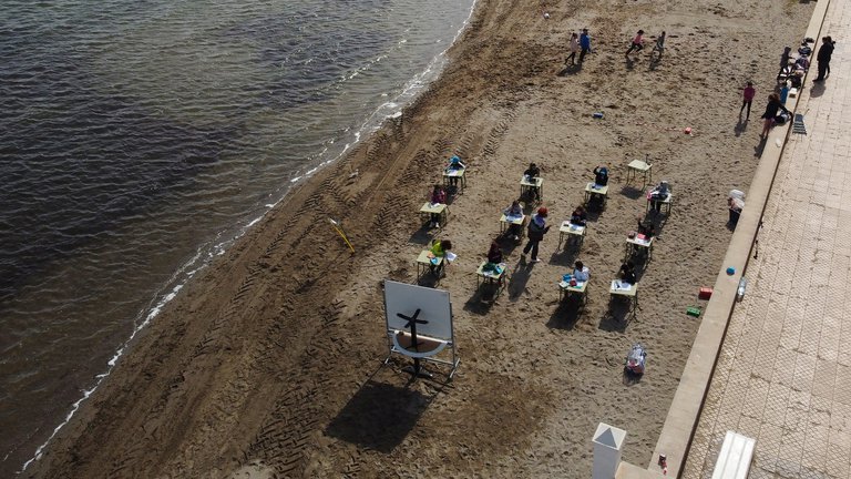 España: Una escuela en Murcia cambió las aulas por clases en la playa para priorizar el aire puro en espacios libres antes que la enseñanza virtual