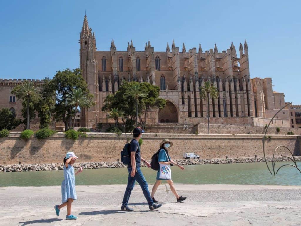 Un hombre fue arrestado en Mallorca, España, por no aislarse al presentar síntomas de COVID-19 y contagiar a 22 personas