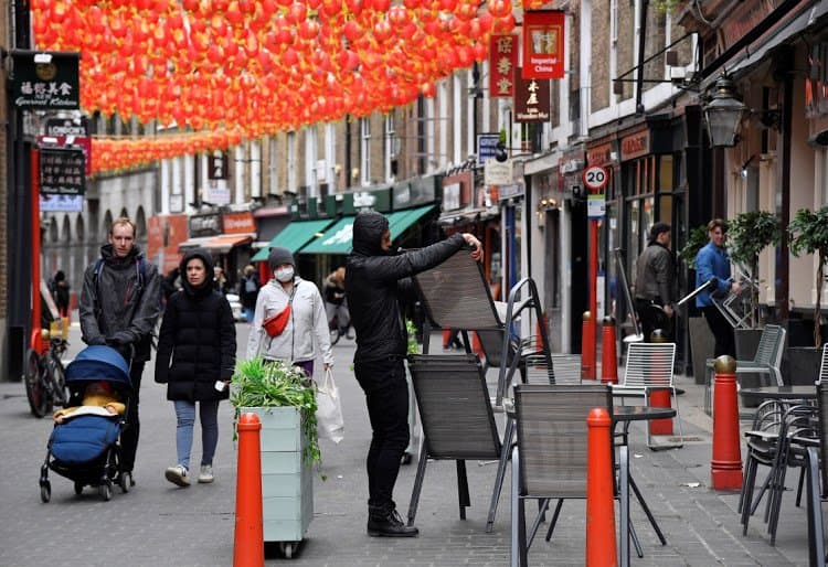 Inglaterra levanta las restricciones de COVID-19 para los comercios no esenciales y vuelven a abrir los bares