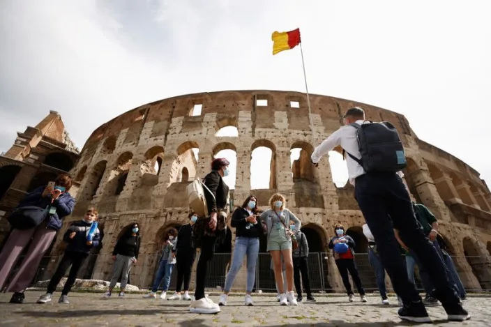 Italia vuelve a abrir cafés y restaurantes en la mayoría de sus regiones como parte de una nueva fase de las medidas por COVID-19