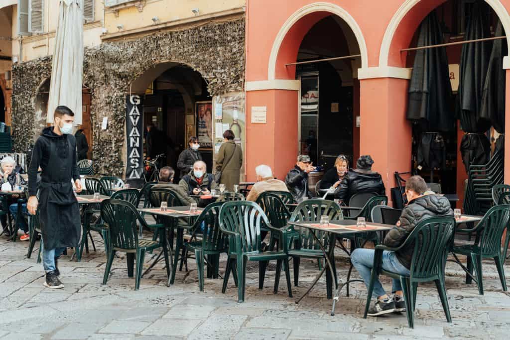 Italia vuelve a abrir cafés y restaurantes en la mayoría de sus regiones como parte de una nueva fase de las medidas por COVID-19