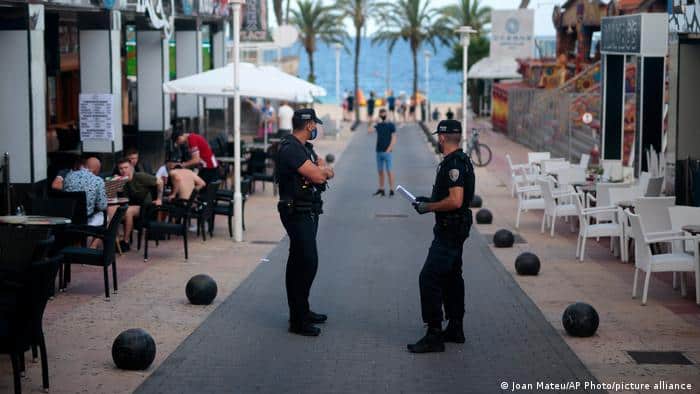 Un hombre fue arrestado en Mallorca, España, por no aislarse al presentar síntomas de COVID-19 y contagiar a 22 personas