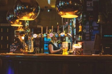 Un condado de Inglaterra le pagará a una persona más de 25.000 libras para que explore sus pubs históricos