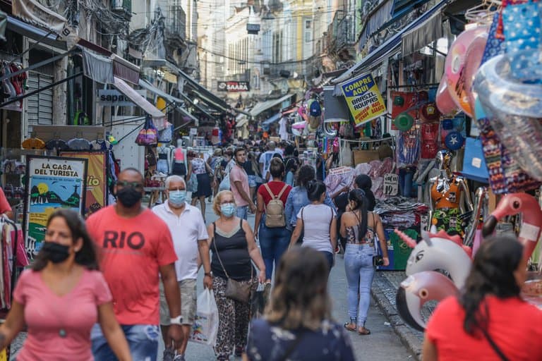 Rio de Janeiro volvió a abrir sus bares pero las playas continúan cerradas