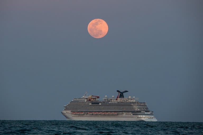 [IMÁGENES] Así se vio la superluna rosa en diferentes partes del mundo y en Nueva York, creando una aureola alrededor de la Estatua de la Libertad