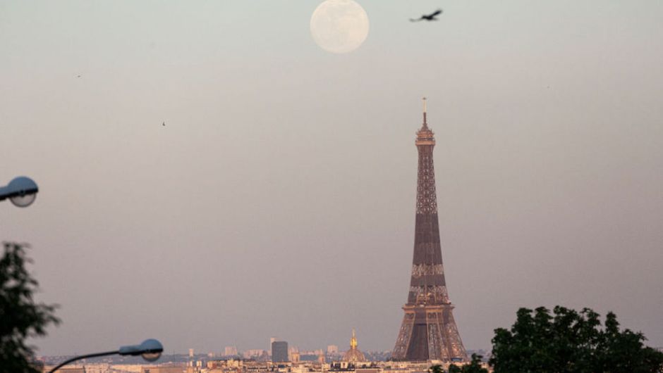 [IMÁGENES] Así se vio la superluna rosa en diferentes partes del mundo y en Nueva York, creando una aureola alrededor de la Estatua de la Libertad