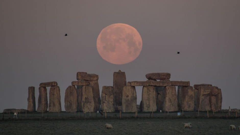 [IMÁGENES] Así se vio la superluna rosa en diferentes partes del mundo y en Nueva York, creando una aureola alrededor de la Estatua de la Libertad