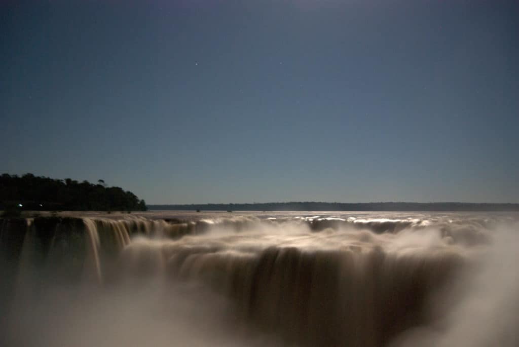 Cataratas en luna llena