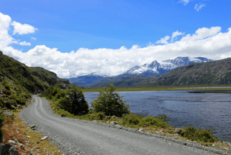 En la Carretera Austral es posible conocer la Patagonia chilena, cruzar islas casi vírgenes y costas en transbordadores.