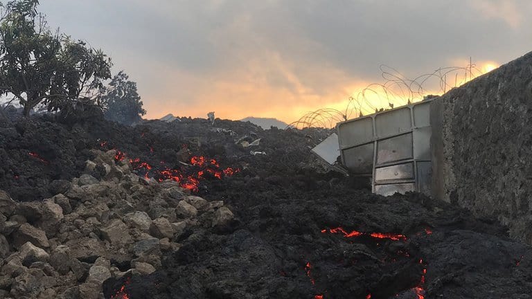 Casas destruidas por la lava volcánica