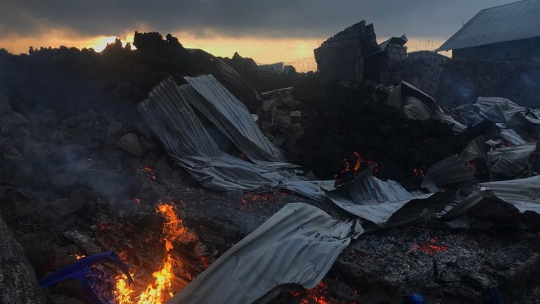 Casas destruidas por la lava