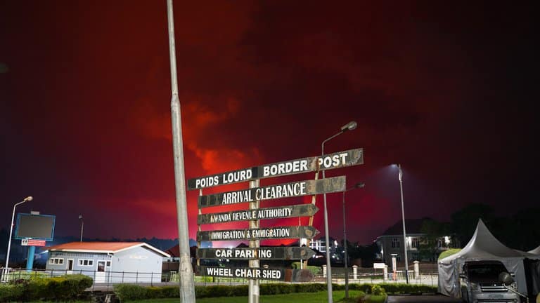 Cielo rojizo con el volcán en erupción