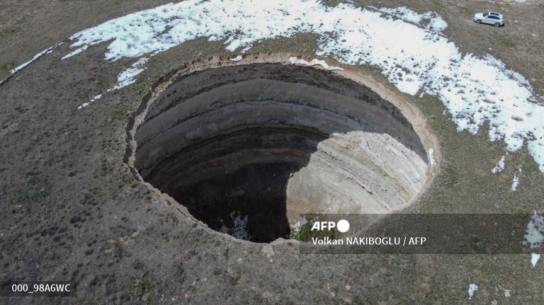 La aparición de insólitos agujeros de gran profundidad está provocando destrozos en tierras agrícolas de Turquía