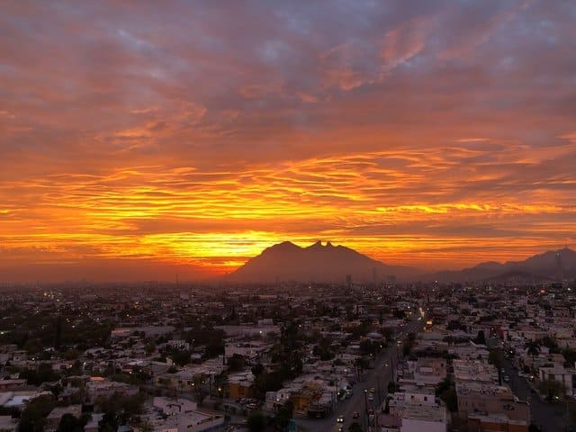 Glamping en México | Monterrey es una de las ciudades más importantes del país por su desarrollo industrial, tecnológico y de negocios. Photo by Jorge Gardner on Unsplash