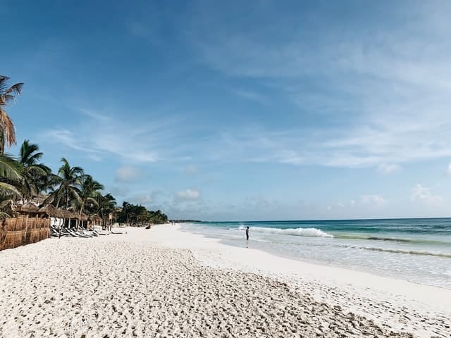 Glamping en México | Tulum es uno de los destinos en México en donde se puede entrar en contacto con la naturaleza disfrutando de vistas y paisajes de ensueño. Photo by Anna Sullivan on Unsplash