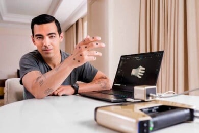 Joe-Jonas-Expedia_4