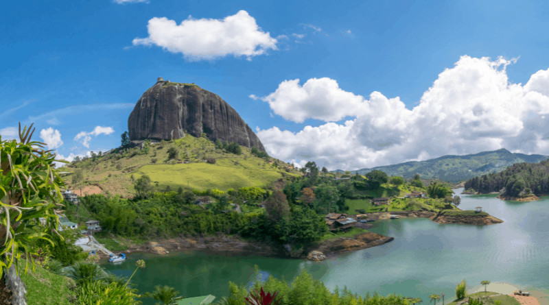 Glamping en Colombia | Roca de Guatape (Piedra del Peñol) y Lago en Guatape, Antioquia, Colombia. Imagen de iFerol en Canva.