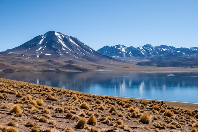 Glamping en Chile | San Pedro de Atacama, ubicado en el Desierto de Atacama, tiene paisajes únicos en el mundo como salares, géiseres y lagunas de un intenso color azul. Photo by David Vives on Unsplash