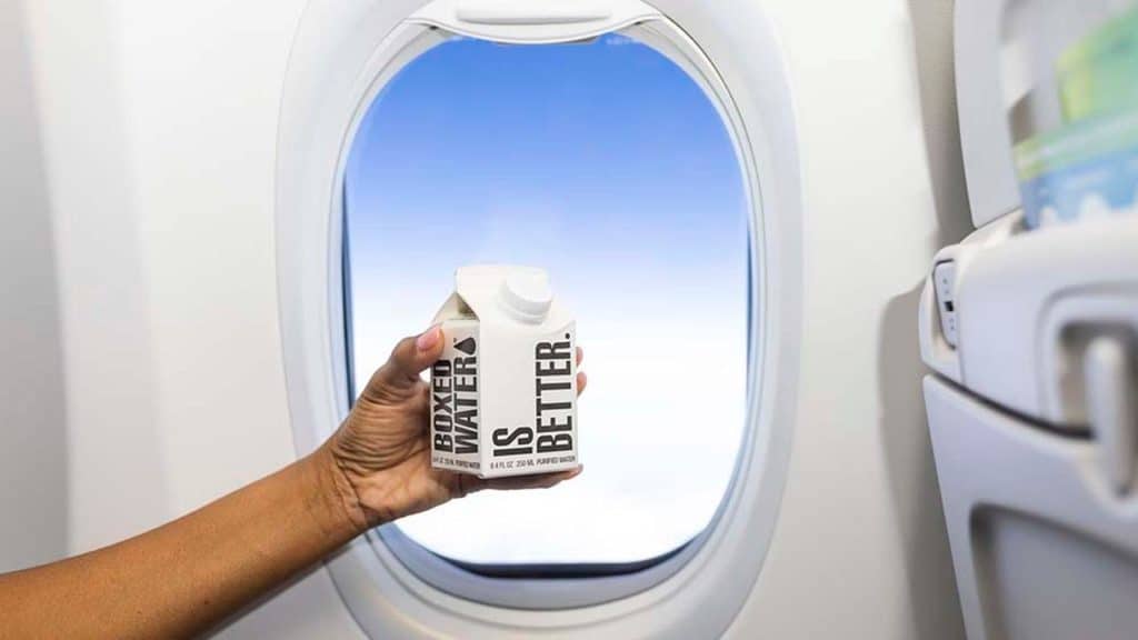 Alaska Airlines reemplaza el plástico de un solo uso de las botellas con agua en caja de cartón hecho a base ​de plantas 