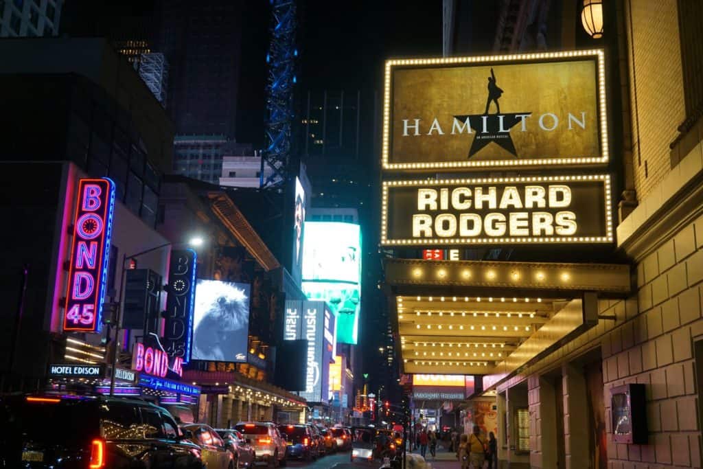 Nueva York levanta restricciones para los teatros de Broadway y otros sitios para eventos en vivo