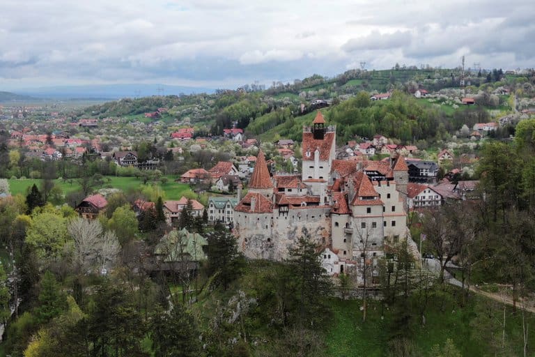 El castillo de Drácula, en Rumania, ofrece a sus visitantes la posibilidad de vacunarse contra el COVID-19