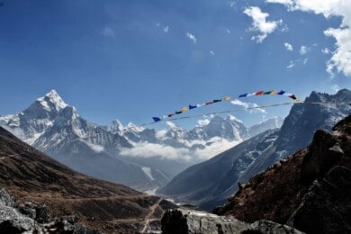 Cierran el Monte Everest del lado de China debido a preocupaciones por un nuevo brote de COVID-19