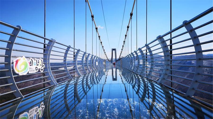 puente China: un turista quedó atascado en un puente de vidrio a 100 metros de altura luego de que un vendaval volara sus paneles China: un turista quedó atascado en un puente de vidrio a 100 metros de altura luego de que un vendaval volara sus paneles