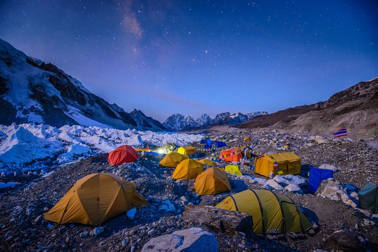 China pondría una línea en la cima del Monte Everest para evitar el contacto entre escaladores