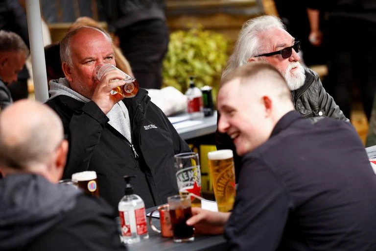 Personas reunidas en un bar de Inglaterra