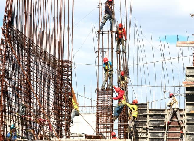 largas jornadas laborales La Organización Mundial de la Salud advierte que las largas jornadas laborales son mortales Trabajadores en obra en construcción