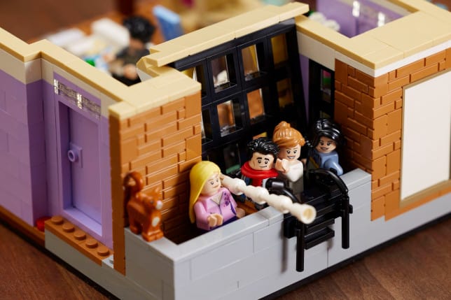 LEGO lanza una una edición especial que rinde homenaje a Friends y permite recrear algunas de las mejores escenas