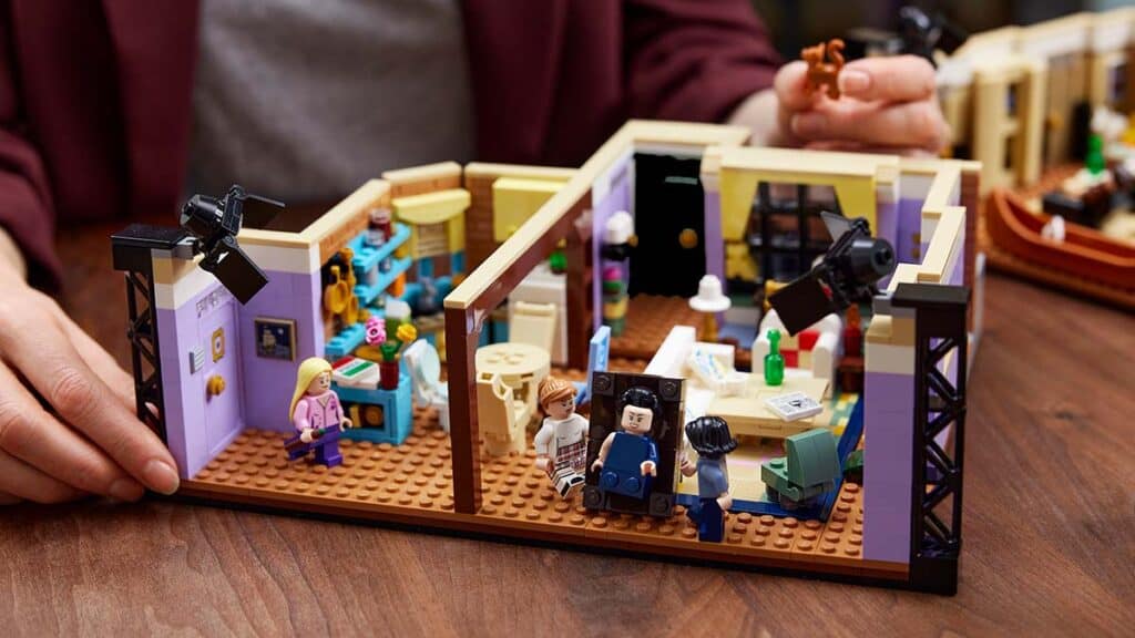 LEGO lanza una una edición especial que rinde homenaje a Friends y permite recrear algunas de las mejores escenas