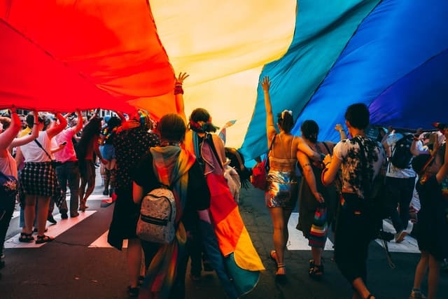 banderas del colectivo lgtbq+ en la marcha del orgullo 