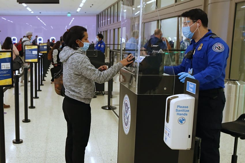 Estados Unidos extiende la obligatoriedad del uso de mascarillas en aeropuertos, autobuses y trenes hasta Septiembre 2021