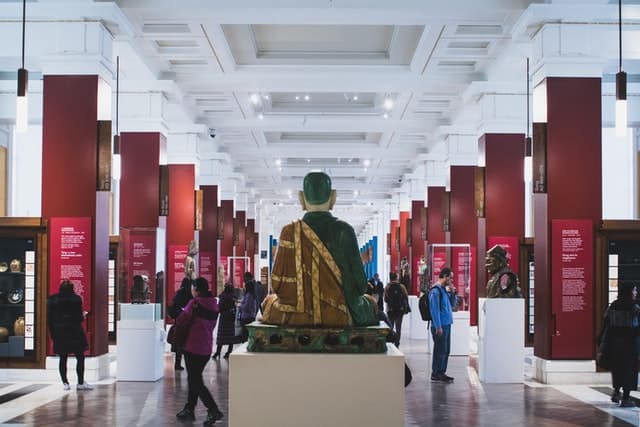 Personas recorriendo el Museo Británico