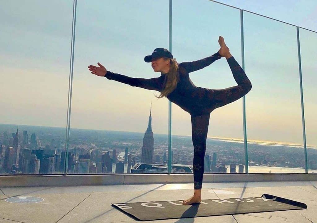 Practicar yoga al aire libre en Nueva York: una experiencia a 1.100 pies de altura en el rascacielos más nuevo de la ciudad