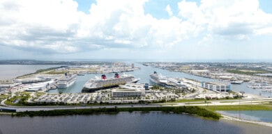 El puerto Cañaveral, de Florida, es el primero en Estados Unidos en comenzar a vacunar a su equipo de trabajo contra el COVID-19