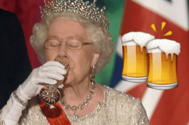 reina Isabel tiene una cerveza