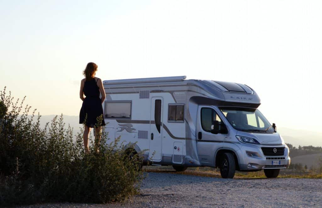 El motorhome es un vehículo de gran porte que incluye todas las comodidades. Photo by Julian Ackroyd on Unsplash