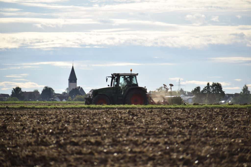 Un granjero de Bélgica movió una piedra que establece la frontera con Francia porque le molestaba para dar la vuelta con su tractor