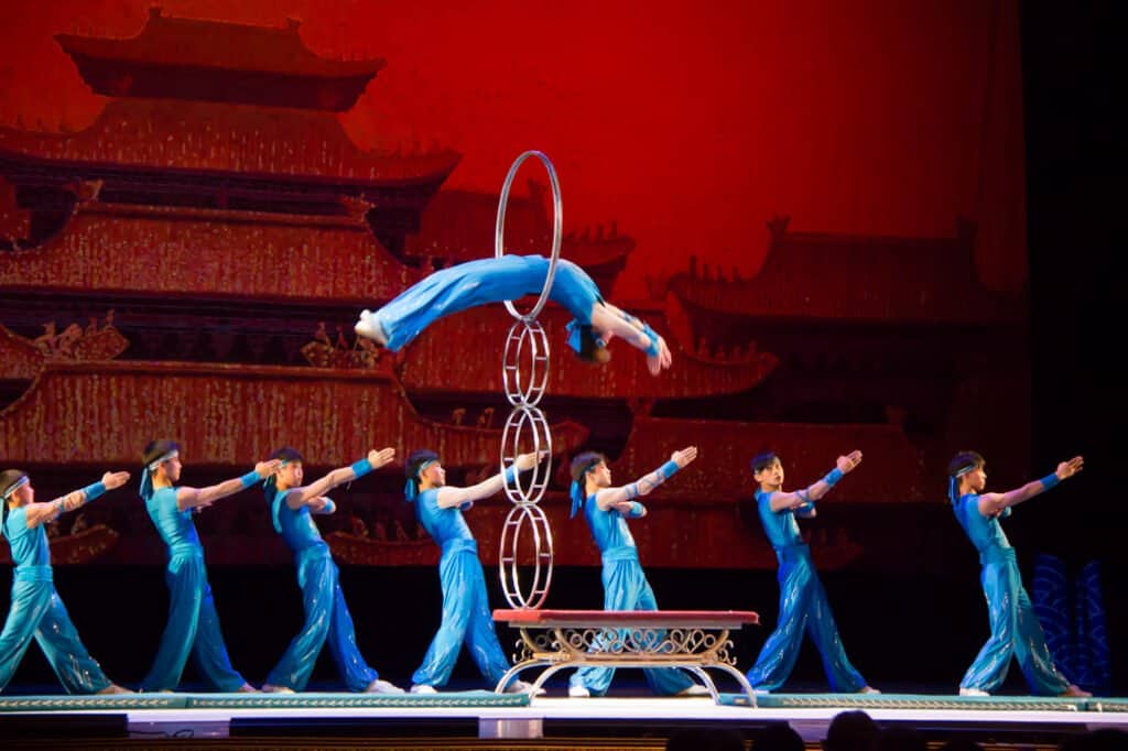 image atractivos turísticos de estados unidos 150607 Acrobats of China Hoop Jumping