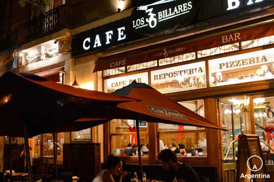 Frente nocturno del café los 36 billares