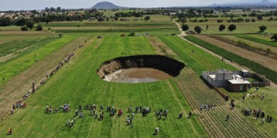 Un enorme sumidero de 60 metros apareció de la nada en México