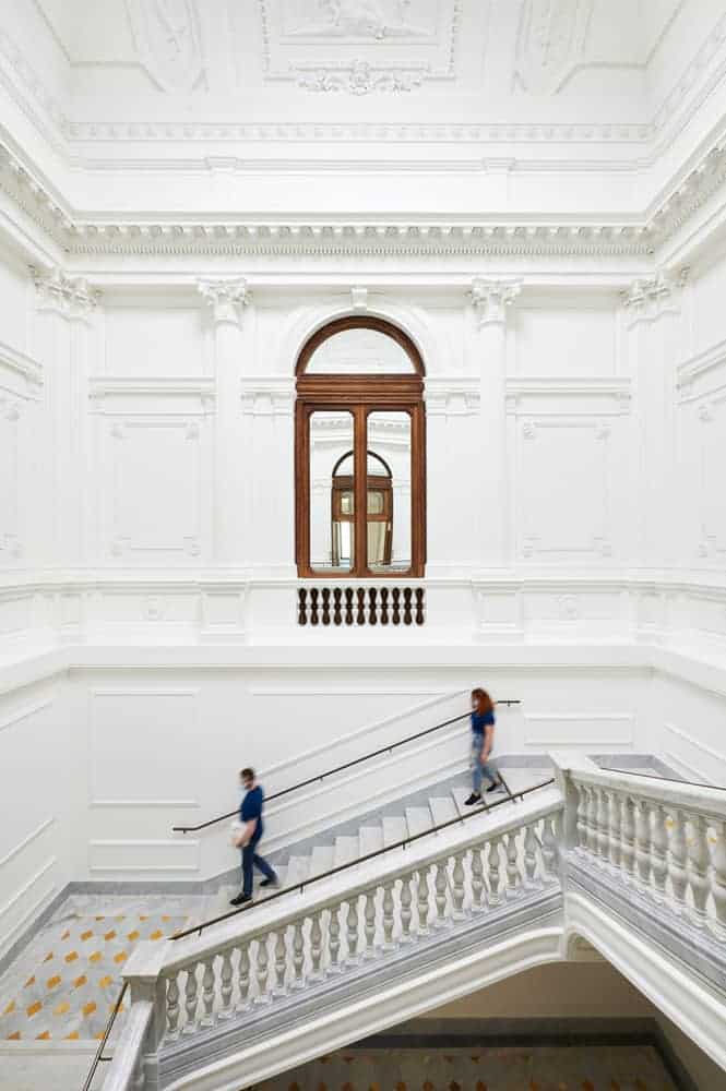 Gran escalera de mármol del Apple Store de Roma