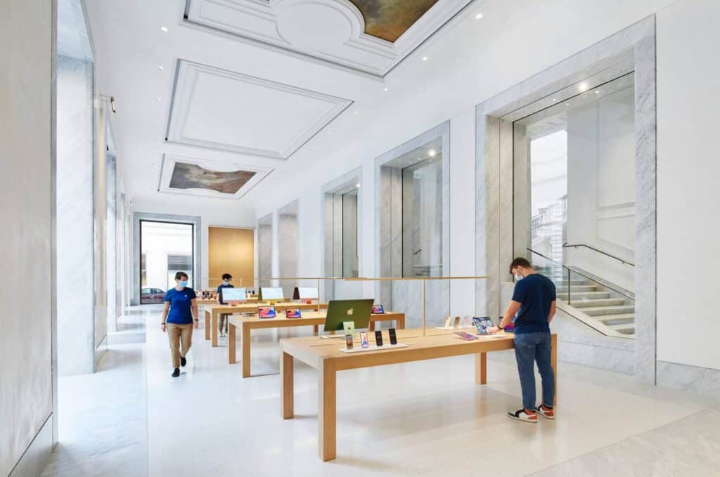 Interior del Apple Store de Roma