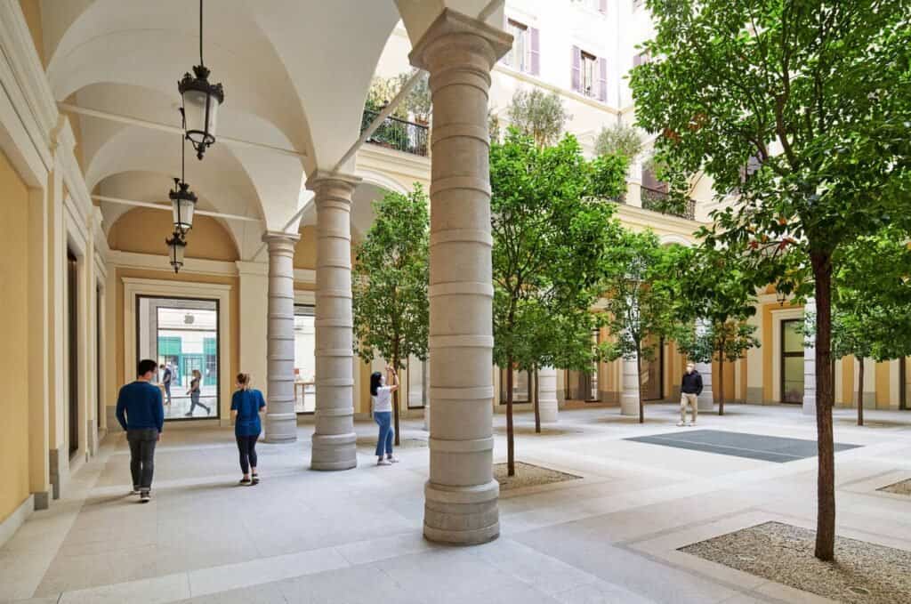 Patio del Apple Store de Roma